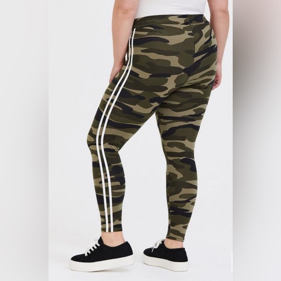 Size 2 Torrid Full Length Camo Signature Waist Double Side Stripe Legging - Picture 2 of 6